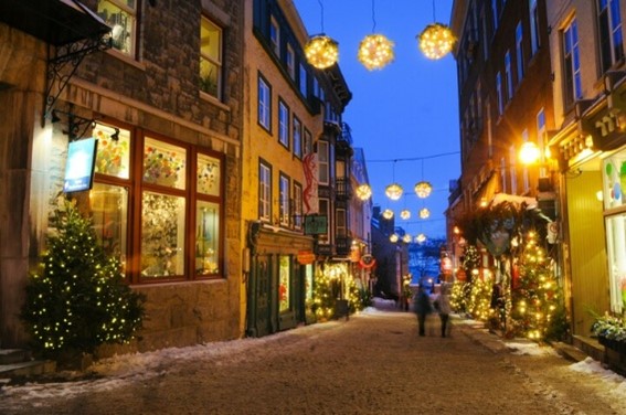  A picturesque street in Old Quebec illuminated by fairy-tale decorations and twinkling lights, creating a romantic atmosphere ideal for a magical Valentine's Day stroll in Quebec City.