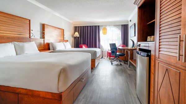 Chambre Classique Adaptée avec deux lits, bureau et coin détente au Hotel Lindbergh à Québec.