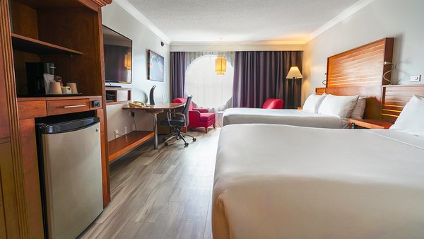 Classic Plus room with two double beds and a bath, offering comfort and relaxation at Hotel Lindbergh.
