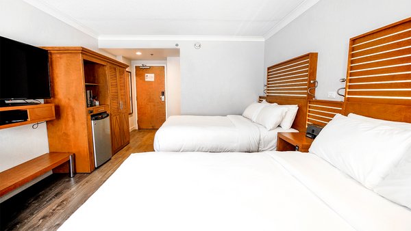 Classic room with two double beds, modern TV and all the comforts you need for a pleasant stay at Hotel Lindbergh.