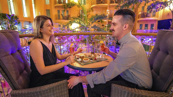 Un couple en souper romantique au Palace Royal.