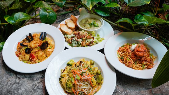 Délicieuse sélection de plats au Restaurant Les Palmes : un festin visuel et gustatif avec fruits de mer savoureux, pâtes gourmandes et accompagnements raffinés, servis dans un cadre tropical enchanteu