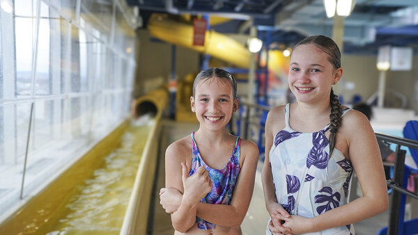 Des enfants joyeux profitant de la zone aquatique intérieure, parfait pour des vacances ludiques avec le forfait Relâche des Hôtels JARO