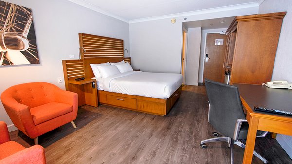 Classic room at Hotel Lindbergh with queen bed, desk and chair, offering a comfortable and elegant space at Hotel Lindbergh