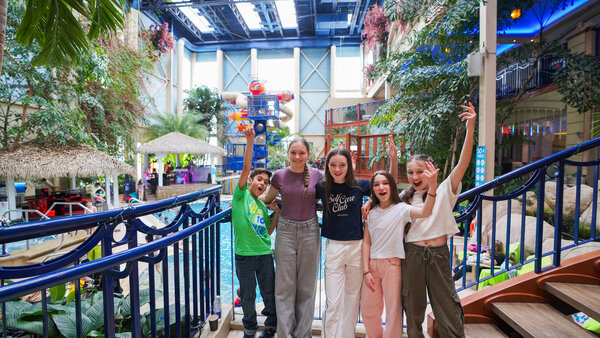 Ambiance festive avec enfants souriants près de la piscine - Promo Pâques aux Hôtels JARO 