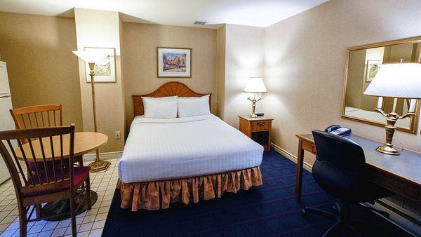 Economy room with king-size bed and fully-equipped kitchenette, offering comfort and convenience at Hotel Lindbergh